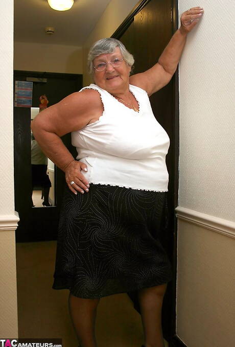 TAC Amateurs offers a free xxx photo gallery with Grandma Libby in toying cunt scene