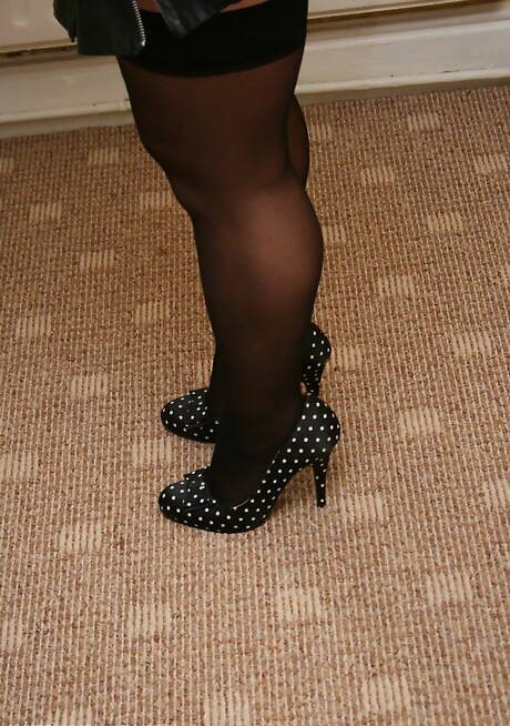 TAC Amateurs are pleased to offer you xxx pics featuring Kinky Carol in well dick sucking scene