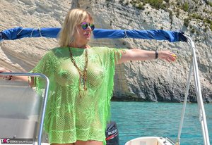 TAC Amateurs are pleased to offer you a free pictures featuring Nude Chrissy showing nice body